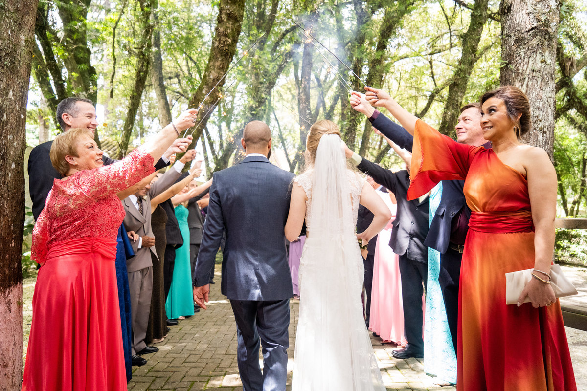 O fotógrafo de casamentos em Campo Largo e Curitiba, Michel Druziki fotografou o casamento do casal Daniela e Paulo, em Curitiba, no restaurante Piu José durante uma manhã de domingo. Túnel dos padrinhos na saída dos noivos.