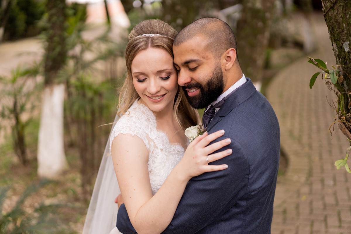 O fotógrafo de casamentos em Campo Largo e Curitiba, Michel Druziki fotografou o casamento do casal Daniela e Paulo, em Curitiba, no restaurante Piu José durante uma manhã de domingo. Noivos sorrindo de olhos fechados após o casamento.