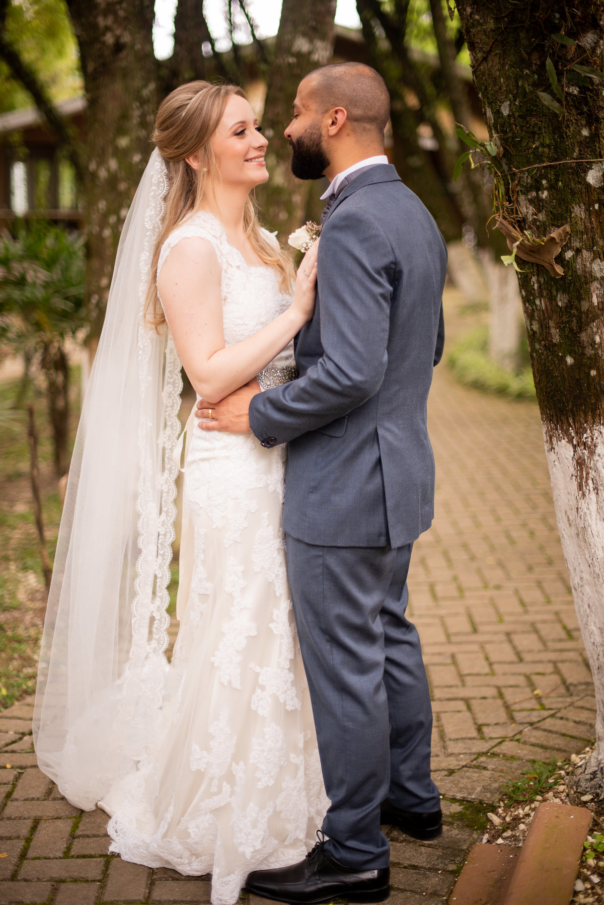 O fotógrafo de casamentos em Campo Largo e Curitiba, Michel Druziki fotografou o casamento do casal Daniela e Paulo, em Curitiba, no restaurante Piu José durante uma manhã de domingo. Noivos sorrindo e abraçados após o casamento.