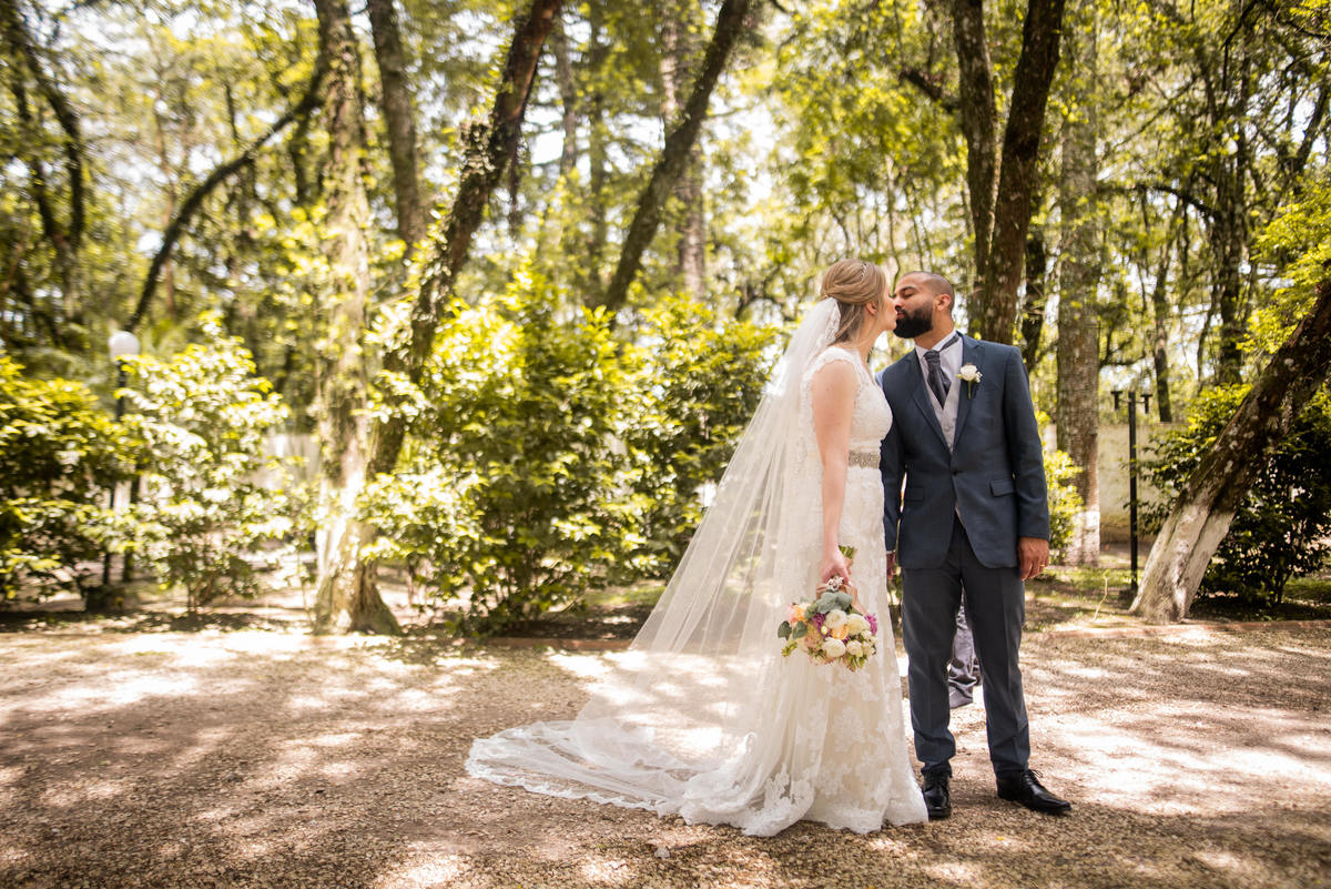 O fotógrafo de casamentos em Campo Largo e Curitiba, Michel Druziki fotografou o casamento do casal Daniela e Paulo, em Curitiba, no restaurante Piu José durante uma manhã de domingo. Noivos se beijando após o casamento.
