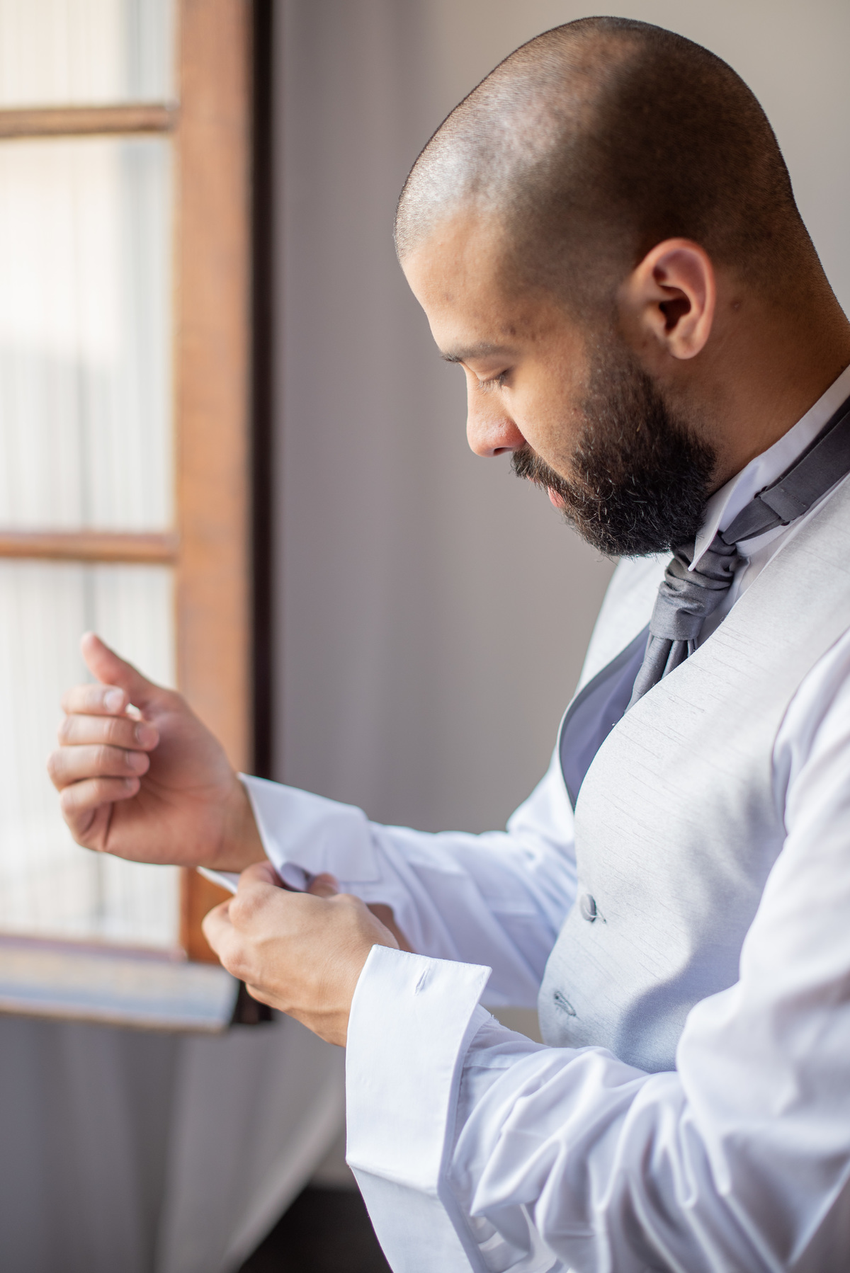 Making of no hotel, feito pelo fotógrafo de casamentos em Campo Largo e Curitiba, Michel Druziki. Casamento Daniela e Paulo, em Curitiba. Noivo se arrumando para o grande dia.