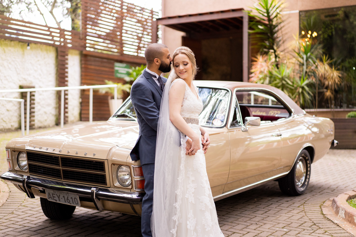 O fotógrafo de casamentos em Campo Largo e Curitiba, Michel Druziki fotografou o casamento do casal Daniela e Paulo, em Curitiba, no restaurante Piu José durante uma manhã de domingo. Noivos abraçados em frente ao carro.