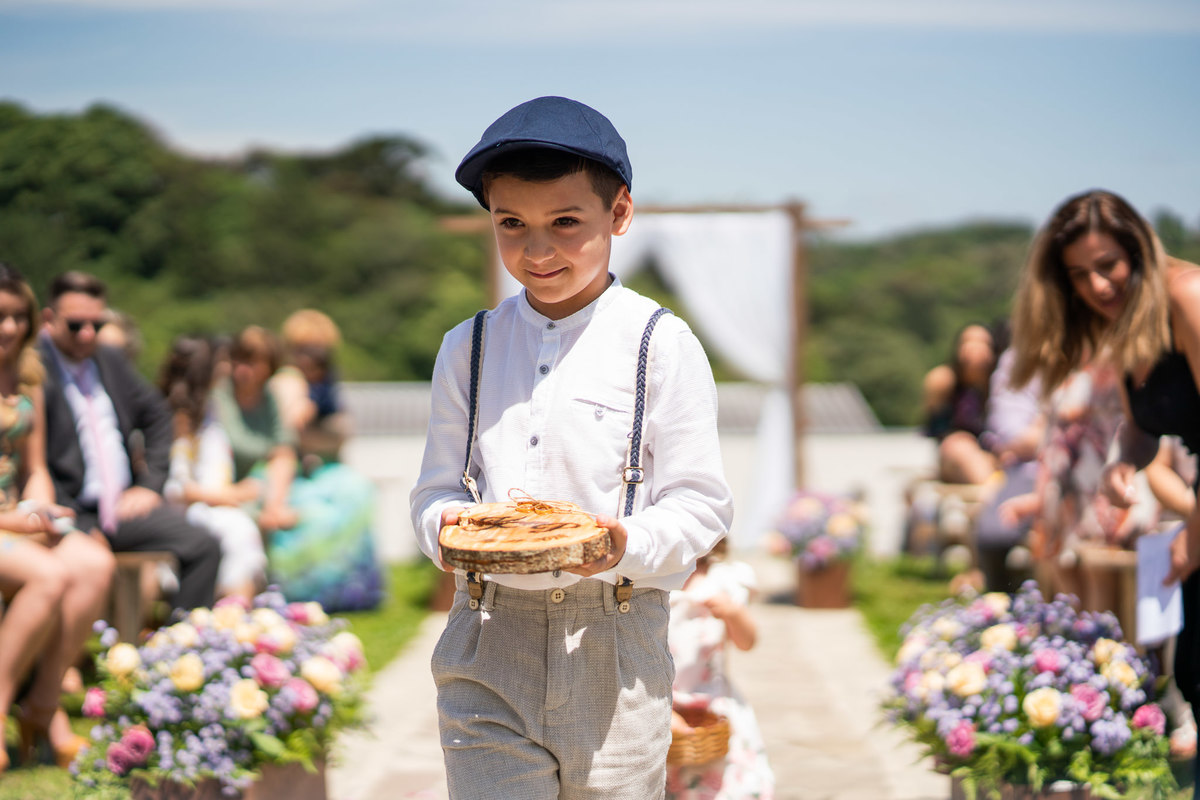 O fotógrafo de casamentos em Campo Largo e Curitiba, Michel Druziki fotografou o casamento de Kaline e Paulo no Espaço Eccos em uma manhã de sábado ensolarada, em Campo Largo. Pagem carregando alianças, casamento de dia.