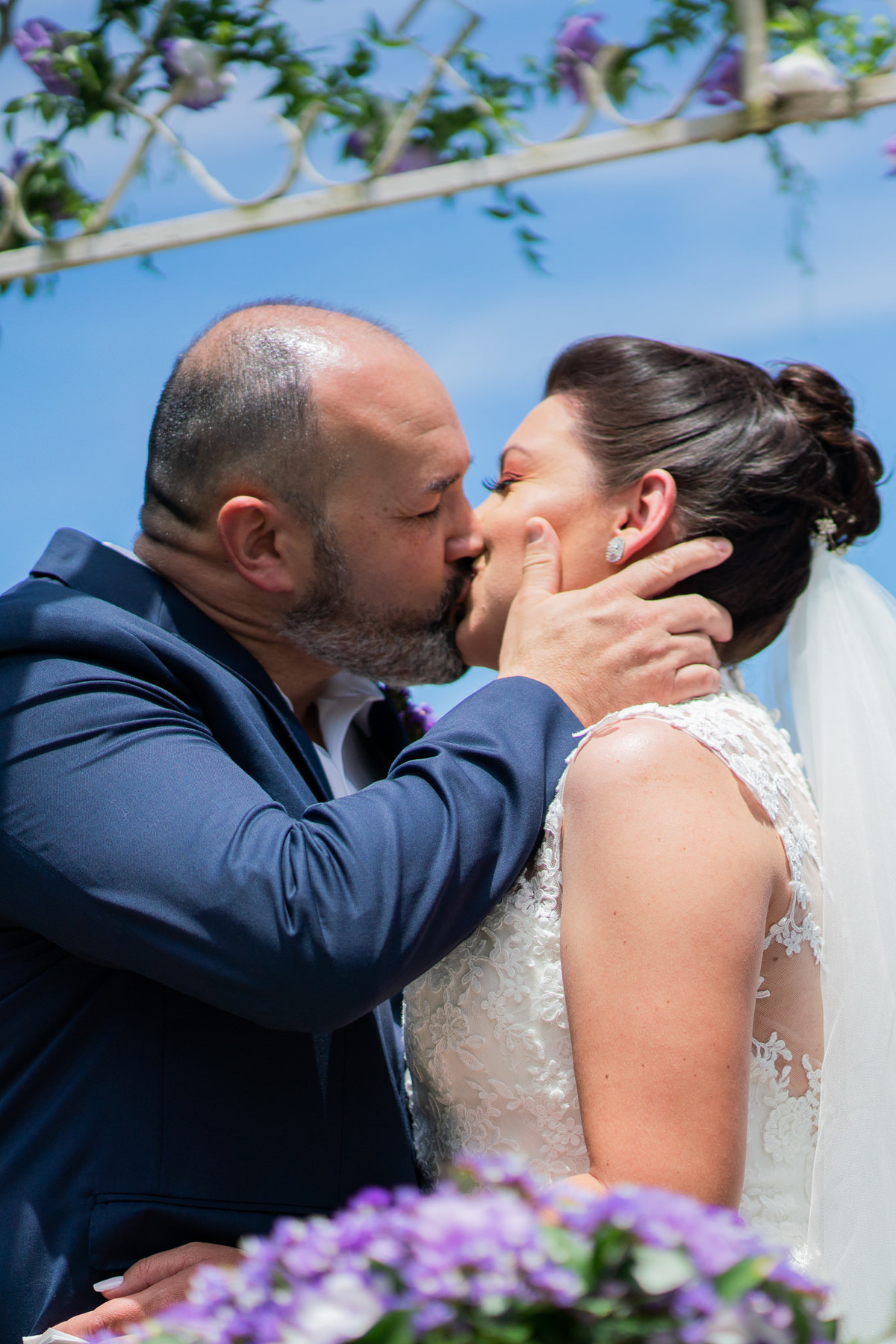 O fotógrafo de casamentos em Campo Largo e Curitiba, Michel Druziki fotografou o casamento de Kaline e Paulo no Espaço Eccos em uma manhã de sábado ensolarada, em Campo Largo. Marido e mulher se beijando no casamento.
