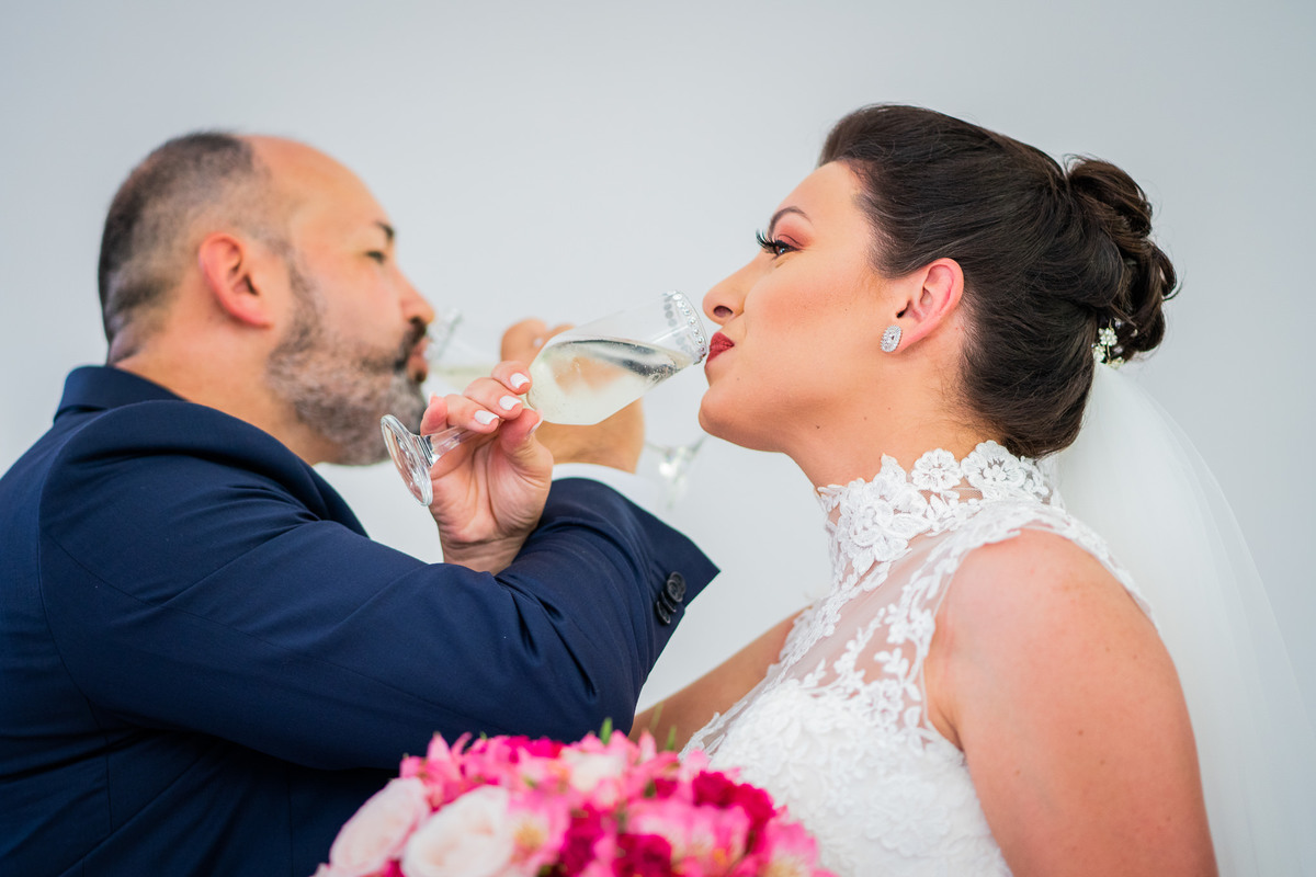 O fotógrafo de casamentos em Campo Largo e Curitiba, Michel Druziki fotografou o casamento de Kaline e Paulo no Espaço Eccos em uma manhã de sábado ensolarada, em Campo Largo. Noivos entrelaçando as taças, após o casamento de dia.