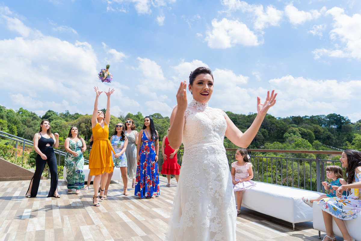 O fotógrafo de casamentos em Campo Largo e Curitiba, Michel Druziki fotografou o casamento de Kaline e Paulo no Espaço Eccos em uma manhã de sábado ensolarada, em Campo Largo. 
Noiva jogando o buquê à céu aberto, casamento de dia, céu azul. 