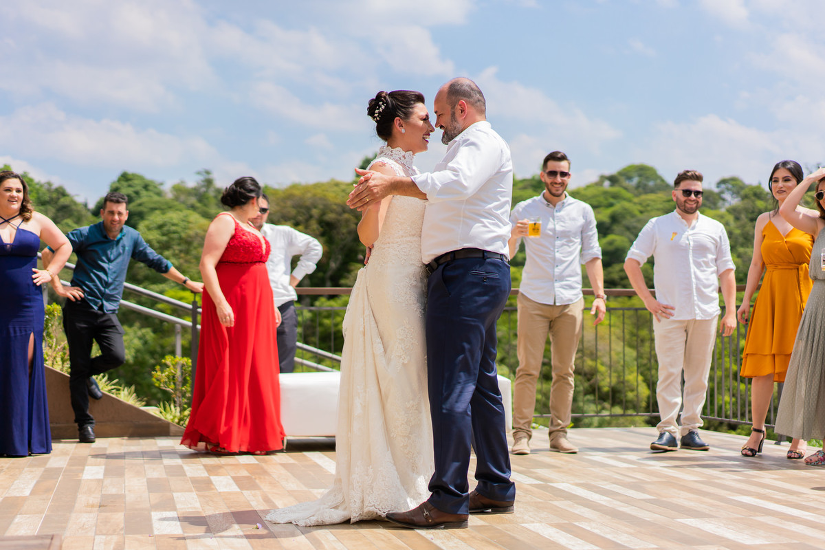 O fotógrafo de casamentos em Campo Largo e Curitiba, Michel Druziki fotografou o casamento de Kaline e Paulo no Espaço Eccos em uma manhã de sábado ensolarada, em Campo Largo. Valsa dos noivos, céu azul, casamento de dia.