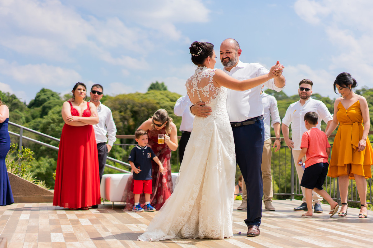 O fotógrafo de casamentos em Campo Largo e Curitiba, Michel Druziki fotografou o casamento de Kaline e Paulo no Espaço Eccos em uma manhã de sábado ensolarada, em Campo Largo. 
Valsa dos noivos, céu azul, casamento de dia.