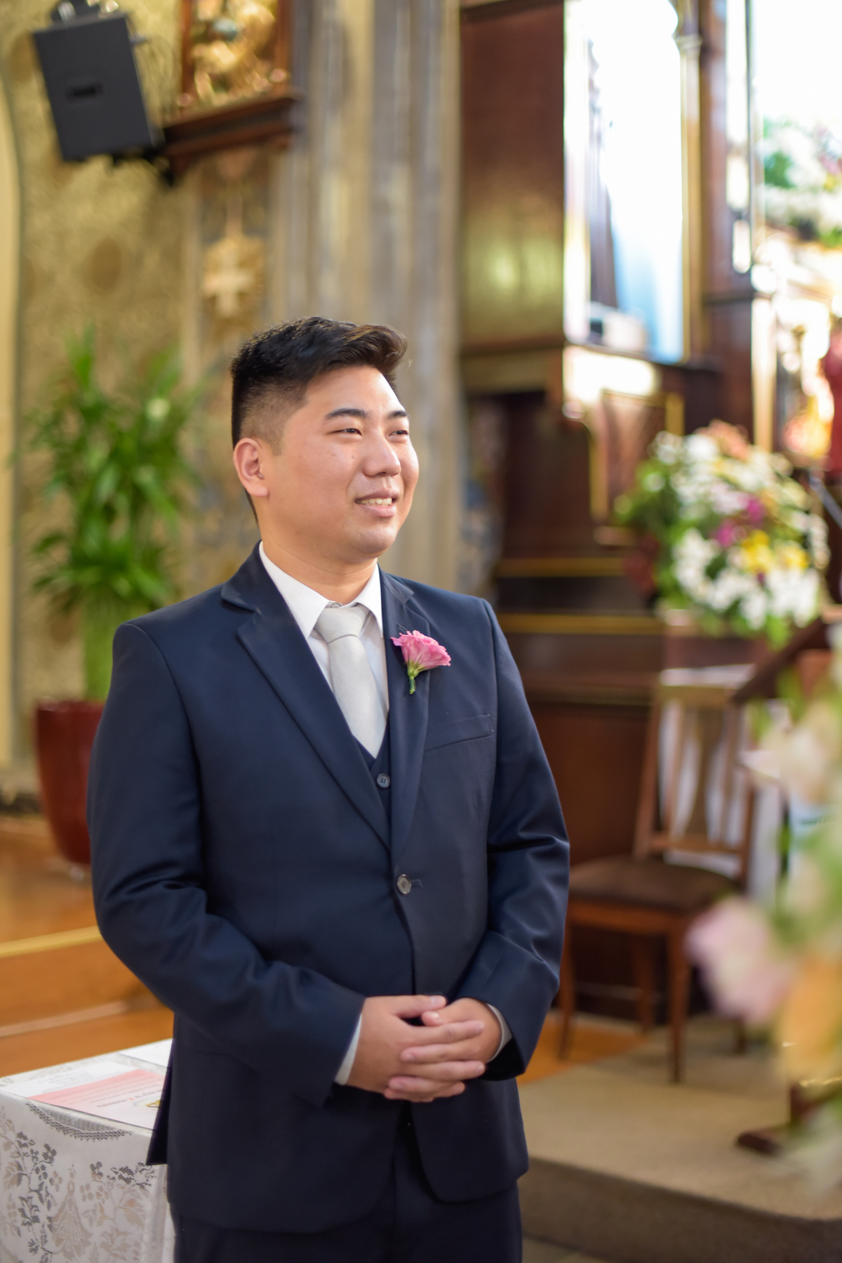 Casamento fotografado pelo fotógrafo Michel Druziki. Cerimônia de casamento dos noivos Denise e Marcelo foi realizada na igreja Matriz de Campo Largo. Noivo esperando a noiva no altar