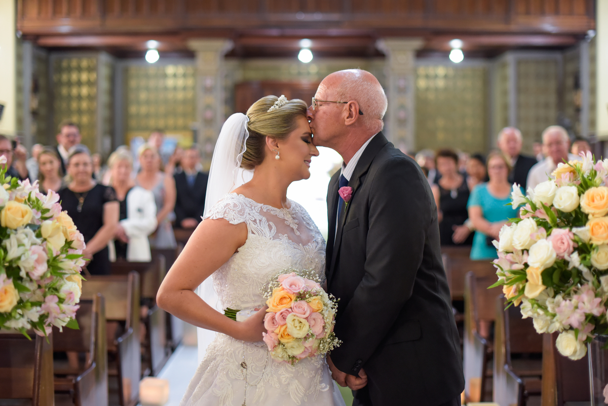 Casamento fotografado pelo fotógrafo Michel Druziki. Cerimônia de casamento dos noivos Denise e Marcelo foi realizada na igreja Matriz de Campo Largo. Pai da noiva dando beijo na testa no altar