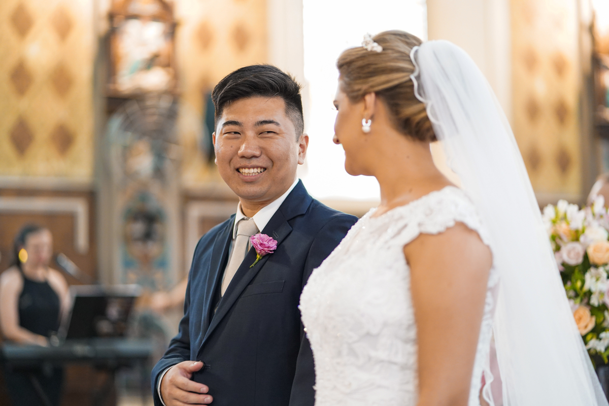 Casamento fotografado pelo fotógrafo Michel Druziki. Cerimônia de casamento dos noivos Denise e Marcelo foi realizada na igreja Matriz de Campo Largo. Noivo sorrindo para a noiva