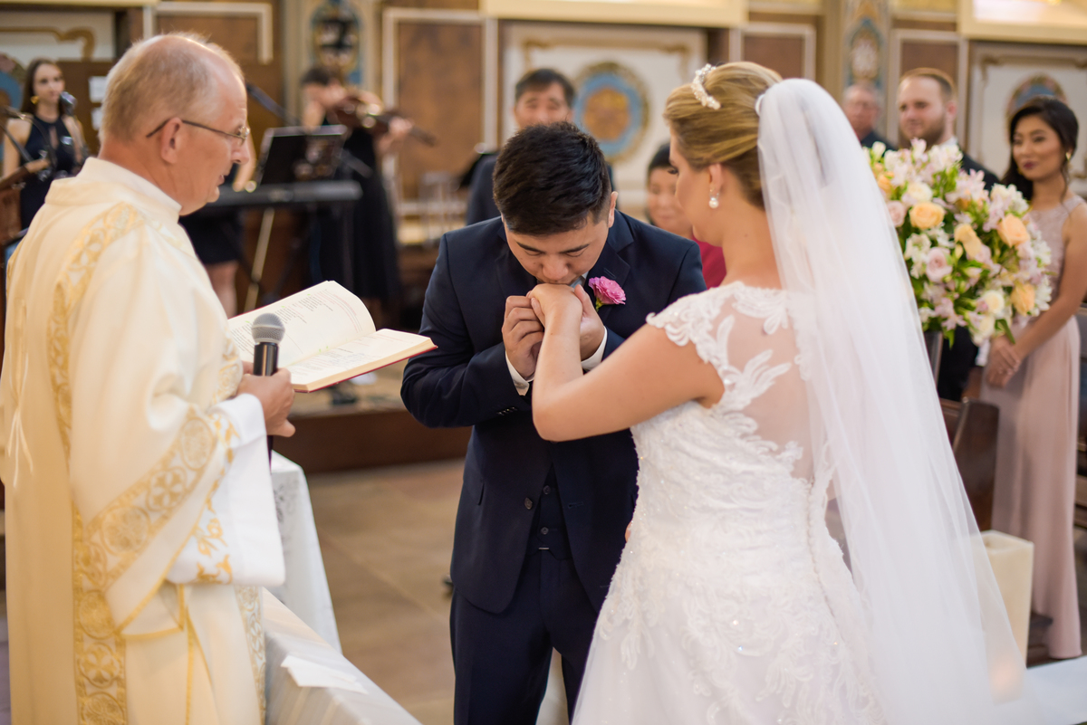 Casamento fotografado pelo fotógrafo Michel Druziki. Cerimônia de casamento dos noivos Denise e Marcelo foi realizada na igreja Matriz de Campo Largo. Noivo beijando a aliança 