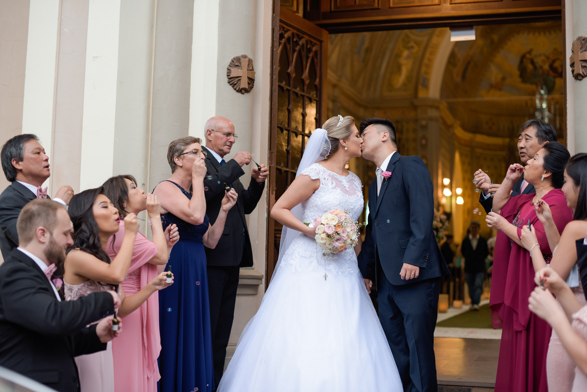Casamento fotografado pelo fotógrafo Michel Druziki. Cerimônia de casamento dos noivos Denise e Marcelo foi realizada na igreja Matriz de Campo Largo. Noivos se beijando na saída da igreja 