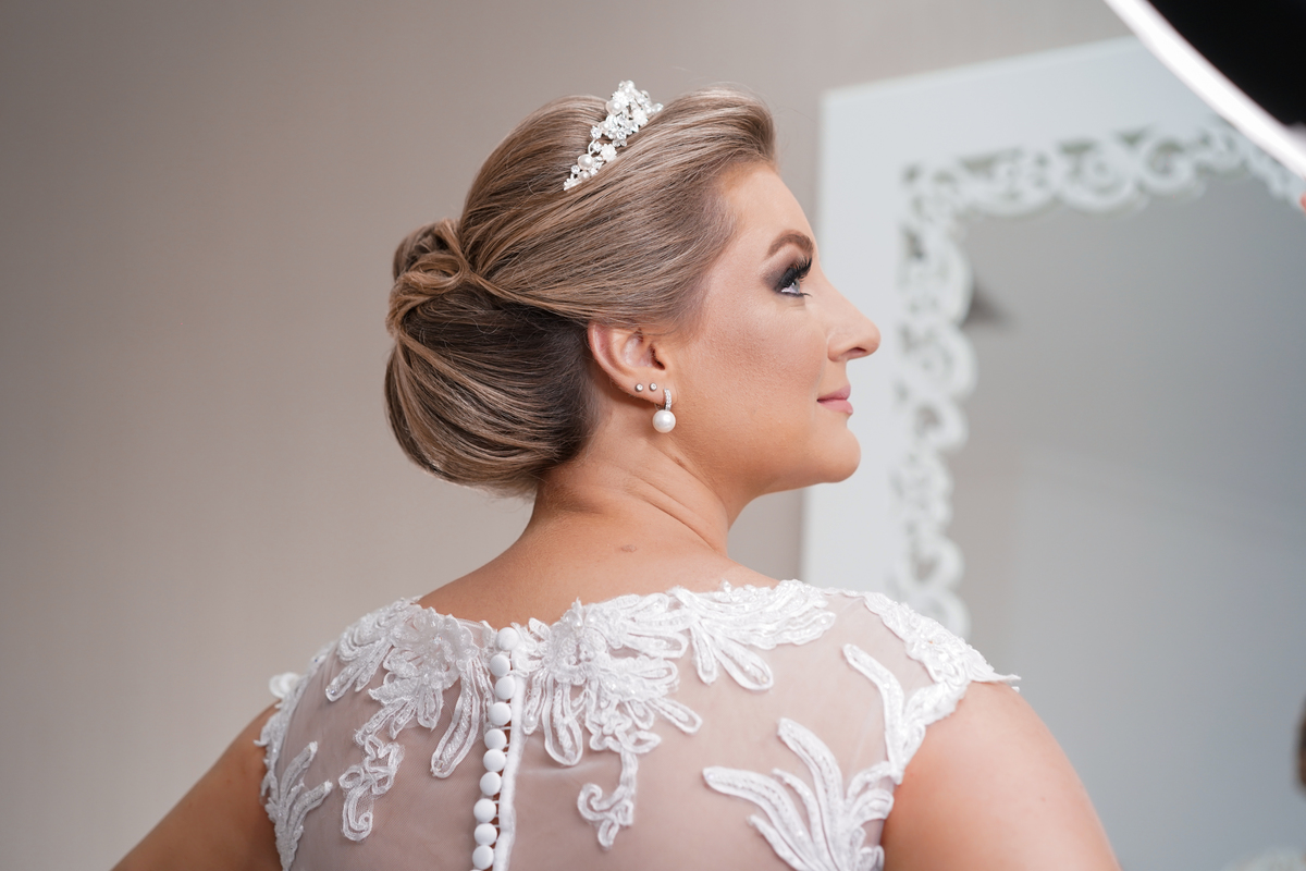 Making of fotografado pelo fotógrafo de casamentos de Campo Largo e Curitiba, Michel Druziki. Noiva Denise pronta para o casamento.