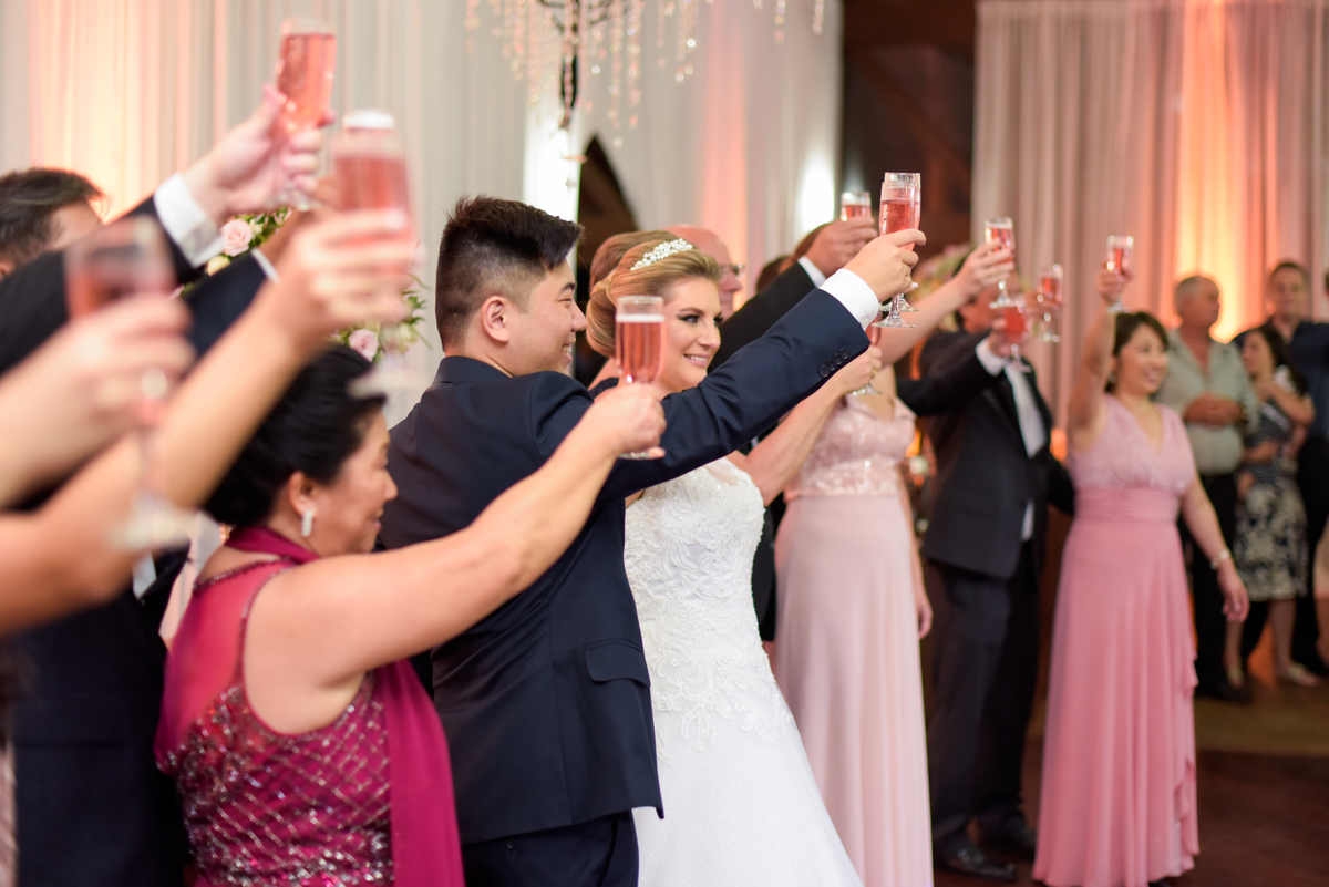 Casamento fotografado pelo fotógrafo Michel Druziki. Cerimônia de casamento dos noivos Denise e Marcelo foi realizada na igreja Matriz de Campo Largo. Noivos brindando com os convidados