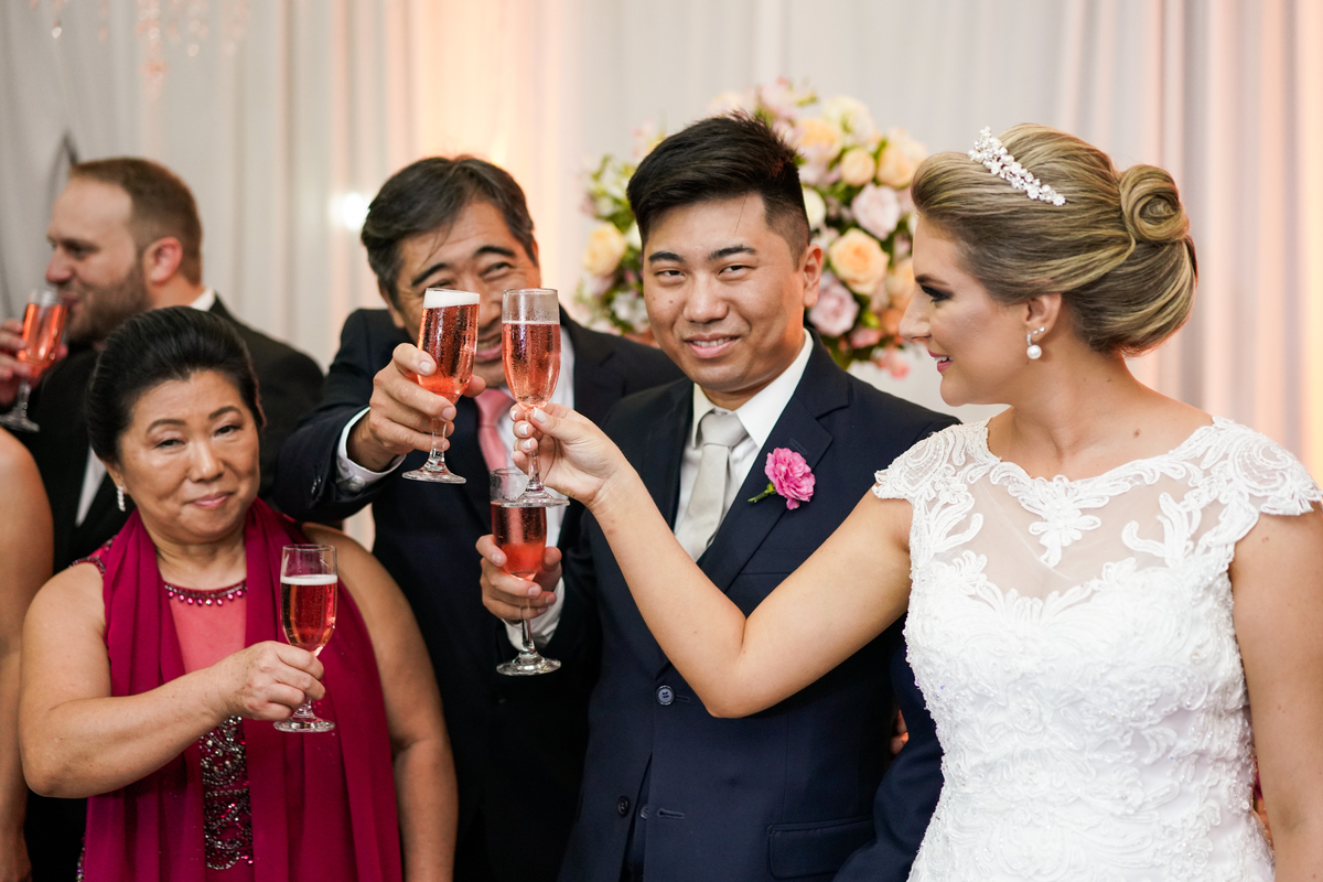Casamento fotografado pelo fotógrafo Michel Druziki. Cerimônia de casamento dos noivos Denise e Marcelo foi realizada na igreja Matriz de Campo Largo. Noivos brindando com os pais