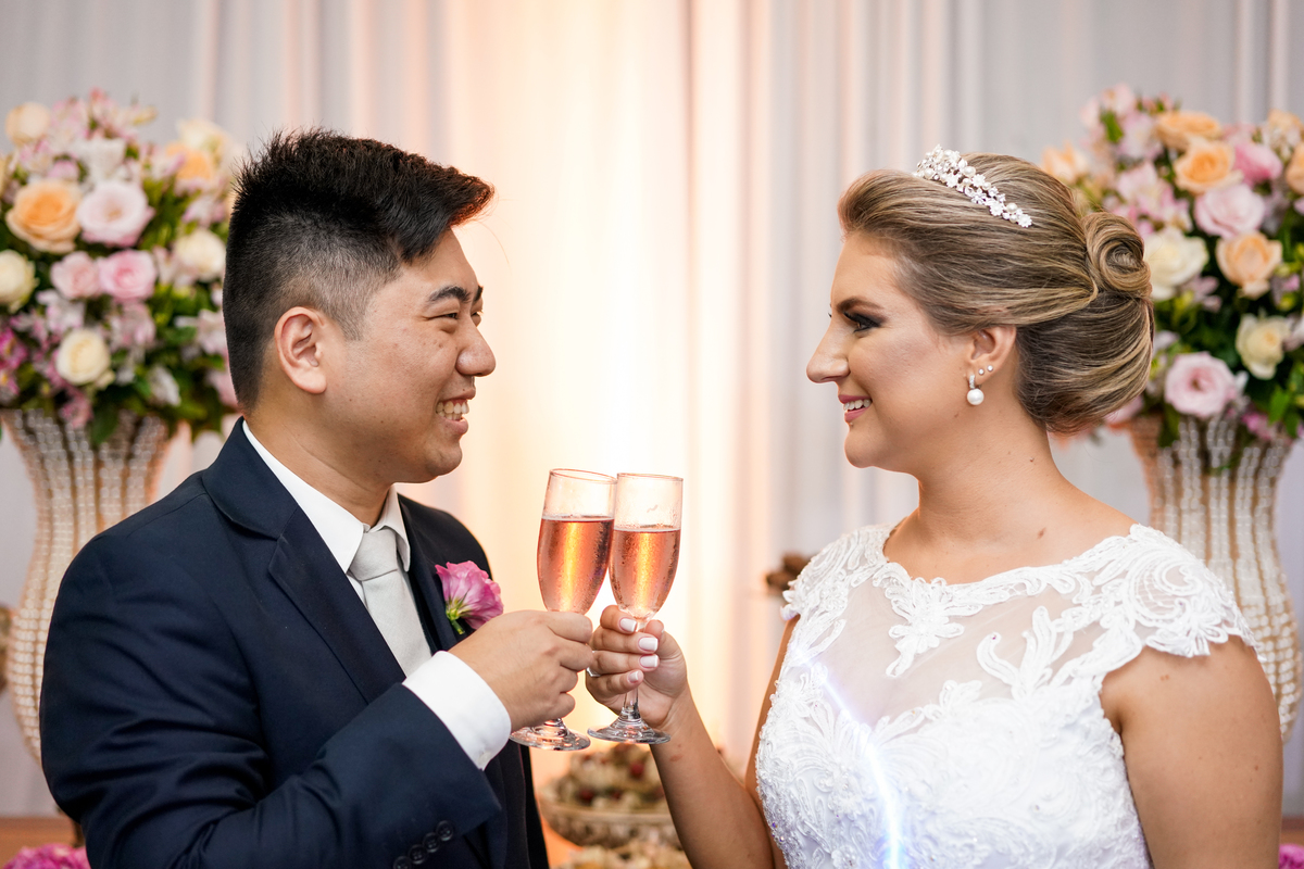 Casamento fotografado pelo fotógrafo Michel Druziki. Cerimônia de casamento dos noivos Denise e Marcelo foi realizada na igreja Matriz de Campo Largo. Brinde dos noivos