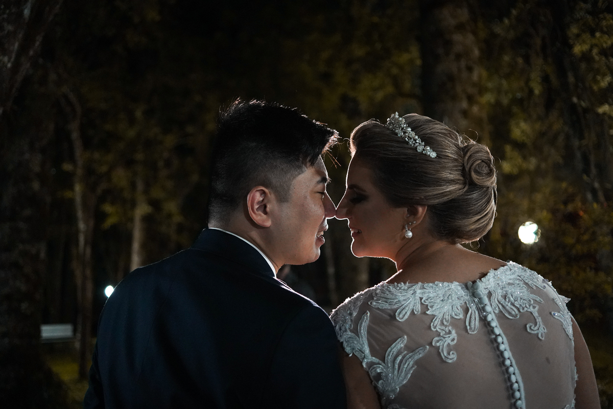 Casamento fotografado pelo fotógrafo Michel Druziki. Cerimônia de casamento dos noivos Denise e Marcelo foi realizada na igreja Matriz de Campo Largo. Noivos de nariz encostados 