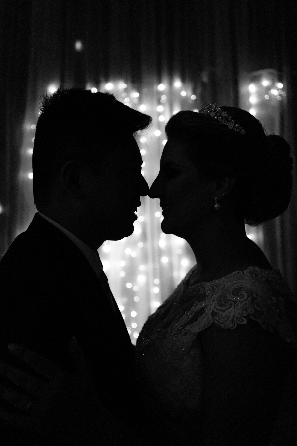 Casamento fotografado pelo fotógrafo Michel Druziki. Cerimônia de casamento dos noivos Denise e Marcelo foi realizada na igreja Matriz de Campo Largo. Silhueta dos noivos de nariz encostados
