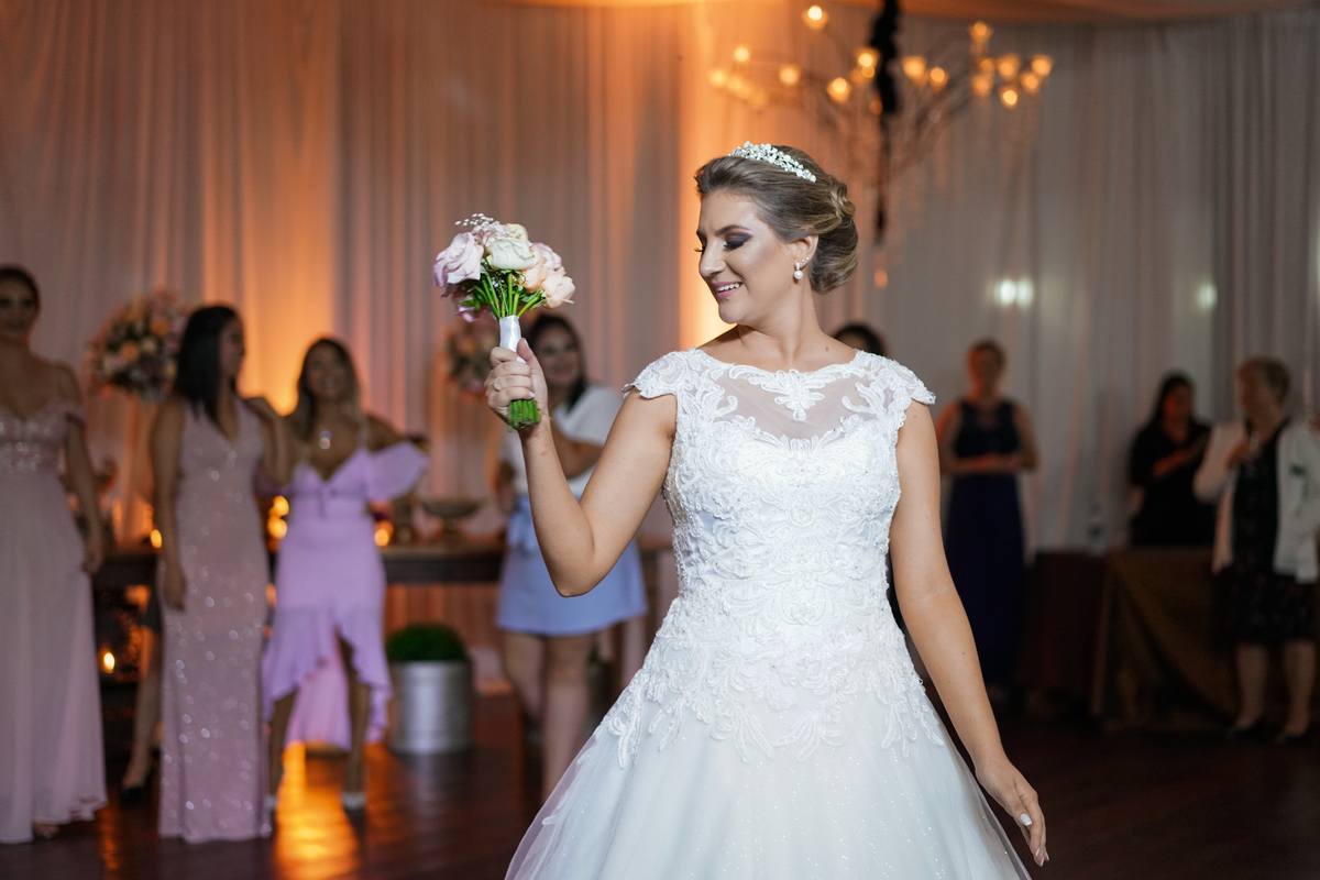 Casamento fotografado pelo fotógrafo Michel Druziki. Cerimônia de casamento dos noivos Denise e Marcelo foi realizada na igreja Matriz de Campo Largo. Noiva jogando o buquê