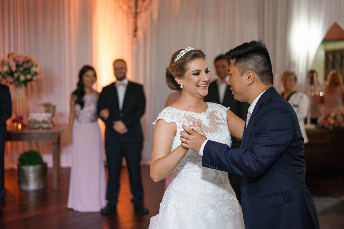 Casamento fotografado pelo fotógrafo Michel Druziki. Cerimônia de casamento dos noivos Denise e Marcelo foi realizada na igreja Matriz de Campo Largo. Noivos dançando