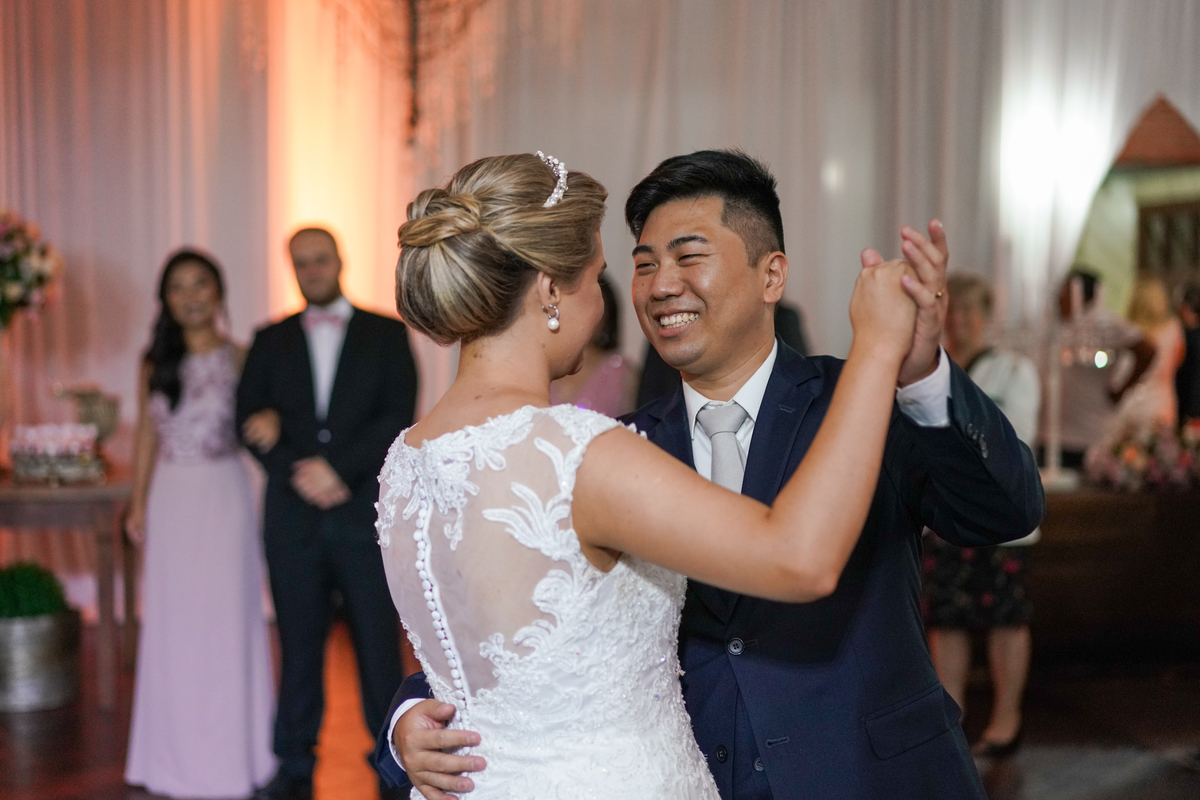 Casamento fotografado pelo fotógrafo Michel Druziki. Cerimônia de casamento dos noivos Denise e Marcelo foi realizada na igreja Matriz de Campo Largo. Noivos dançando