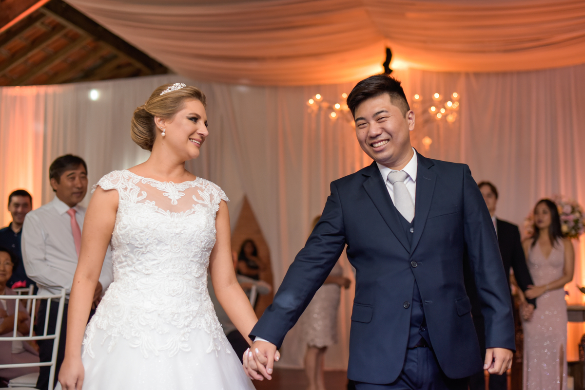 Casamento fotografado pelo fotógrafo Michel Druziki. Cerimônia de casamento dos noivos Denise e Marcelo foi realizada na igreja Matriz de Campo Largo. Noivos da mãos dadas