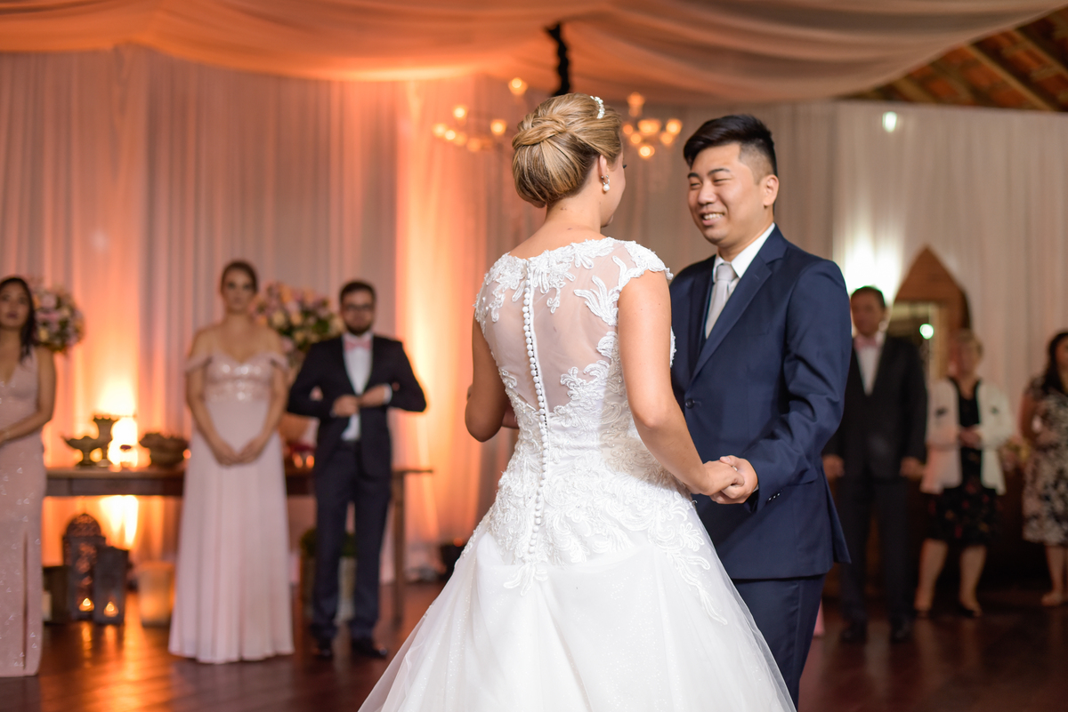 Casamento fotografado pelo fotógrafo Michel Druziki. Cerimônia de casamento dos noivos Denise e Marcelo foi realizada na igreja Matriz de Campo Largo. Noivos dançando