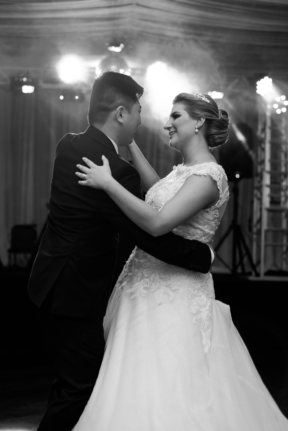Casamento fotografado pelo fotógrafo Michel Druziki. Cerimônia de casamento dos noivos Denise e Marcelo foi realizada na igreja Matriz de Campo Largo. Noivos dançando