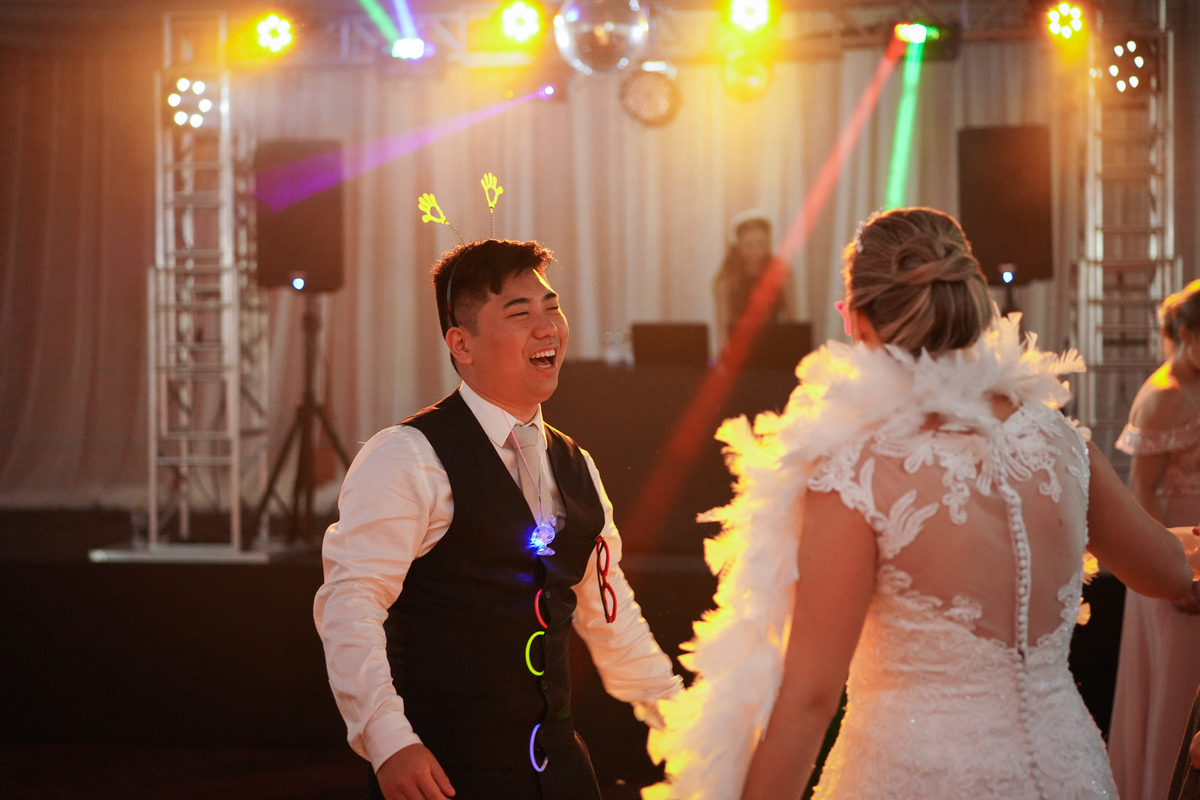 Casamento fotografado pelo fotógrafo Michel Druziki. Cerimônia de casamento dos noivos Denise e Marcelo foi realizada na igreja Matriz de Campo Largo. Noivos curtindo a festa