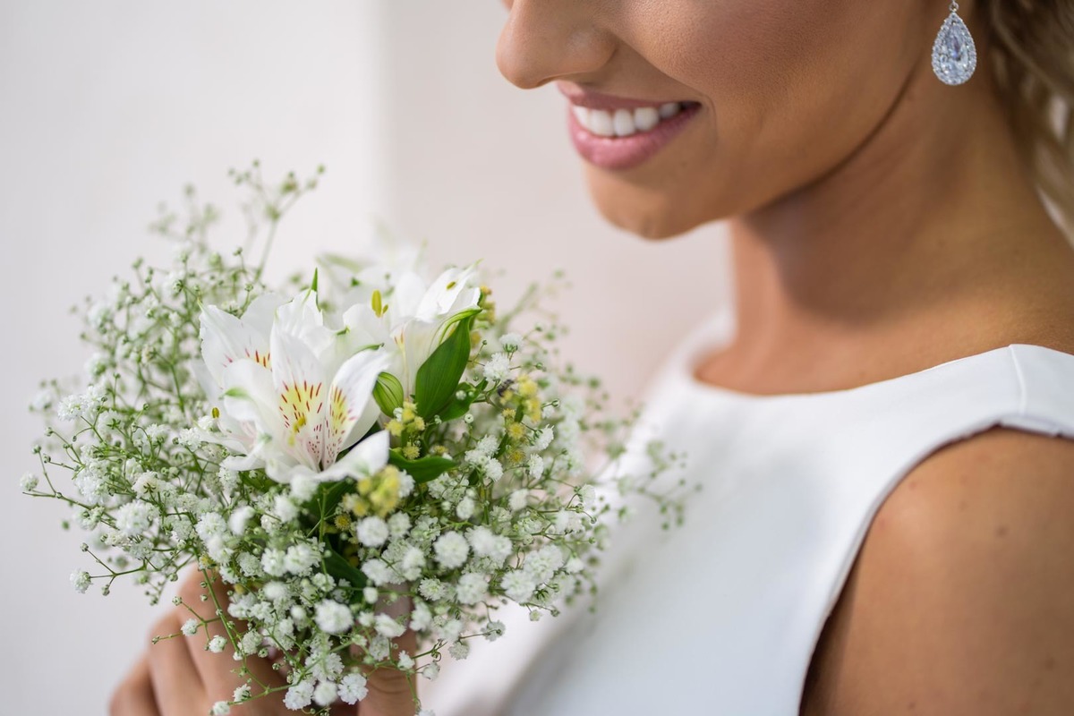 Melhor fotógrafo de Campo Largo e curitiba Michel Druziki. Making of da noiva Letícia. Noiva de cabelo preso Detalhe do buquê simples de mosquitinho e lírio