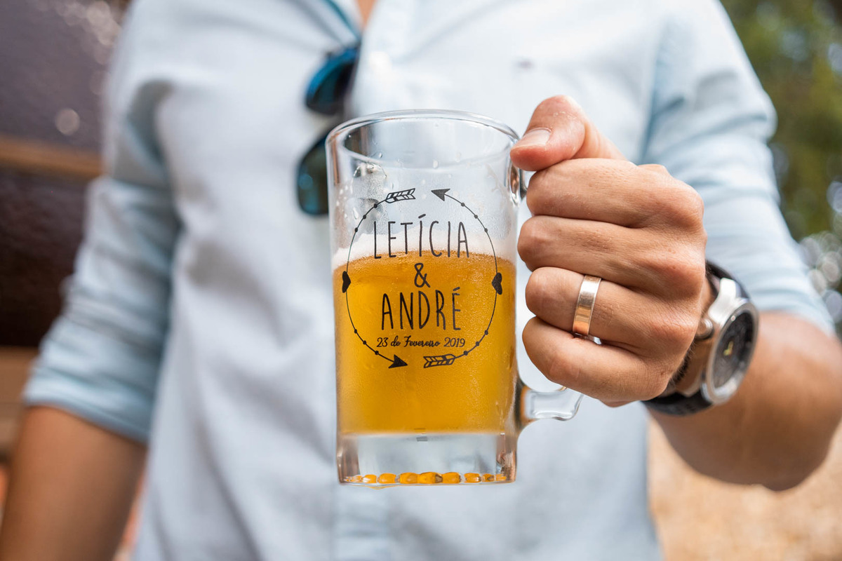 Melhor fotógrafo de Campo Largo e curitiba Michel Druziki. Noivo segurando caneca de chopp com o nome dos noivos, com a mão esquerda com aliança