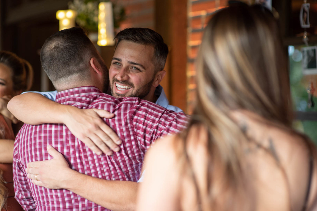 Melhor fotógrafo de Campo Largo e curitiba Michel Druziki. Noivo recebendo os convidados sorrindo com um abraço