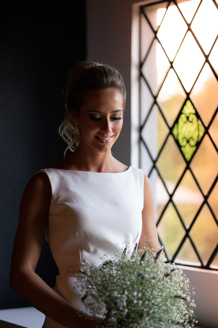 Melhor fotógrafo de Campo Largo e curitiba Michel Druziki. Noiva de cabelo preso ao lado do vitral colorido 