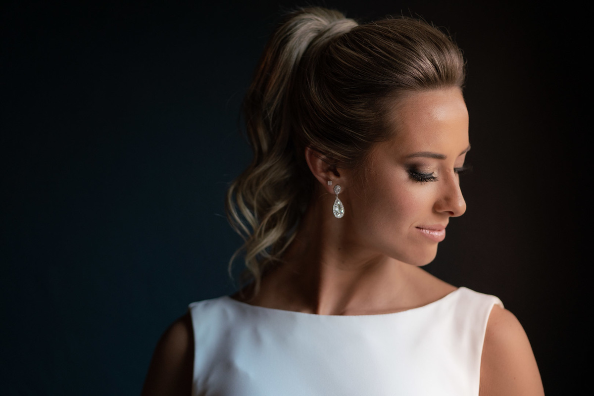 Melhor fotógrafo de Campo Largo e curitiba Michel Druziki. Noiva de cabelo preso sem véu com vestido minimalista