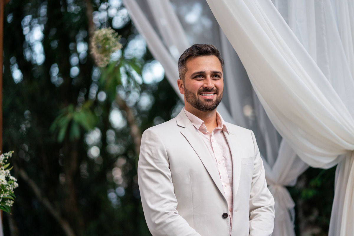 Melhor fotógrafo de Campo Largo e curitiba Michel Druziki. Noivo de terno branco esperando noiva no altar casamento de dia