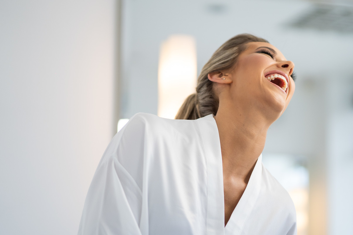 Melhor fotógrafo de Campo Largo e curitiba Michel Druziki. Making of da noiva Letícia. Noiva de cabelo preso. Noiva dando risada