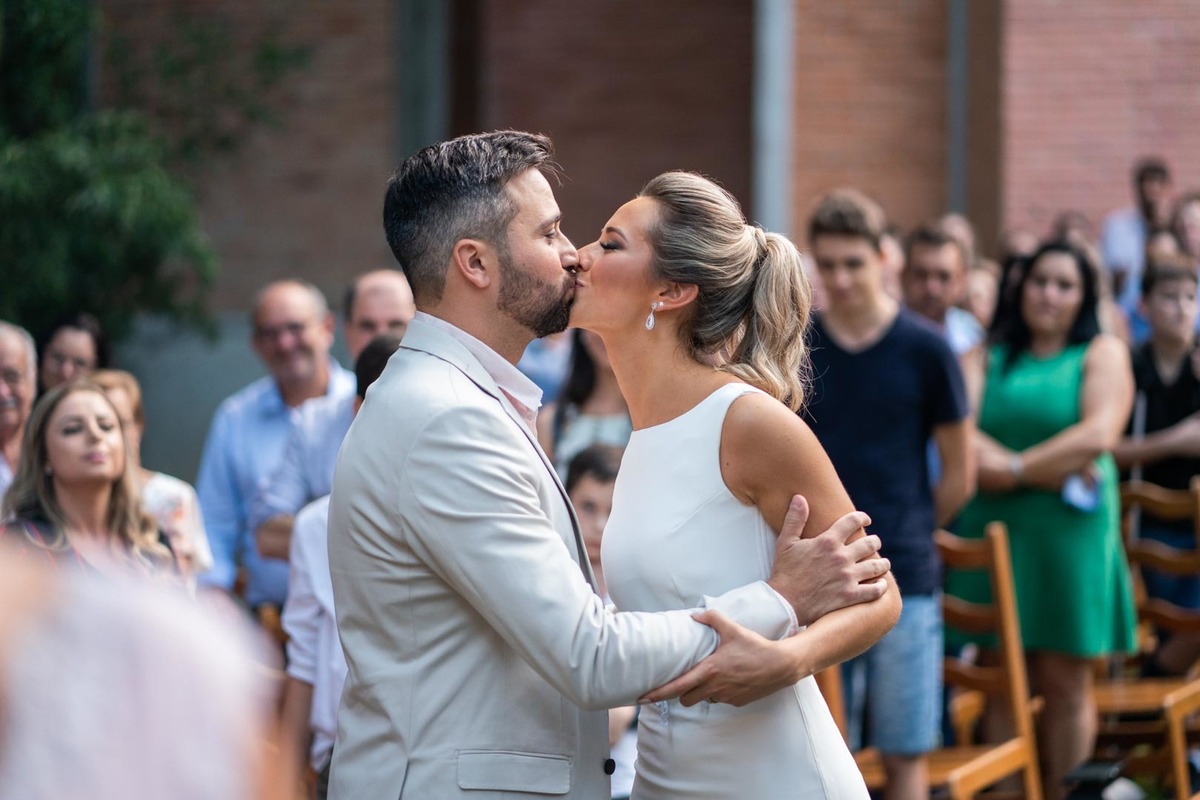 Melhor fotógrafo de Campo Largo e curitiba Michel Druziki. Noivos se beijando no altar