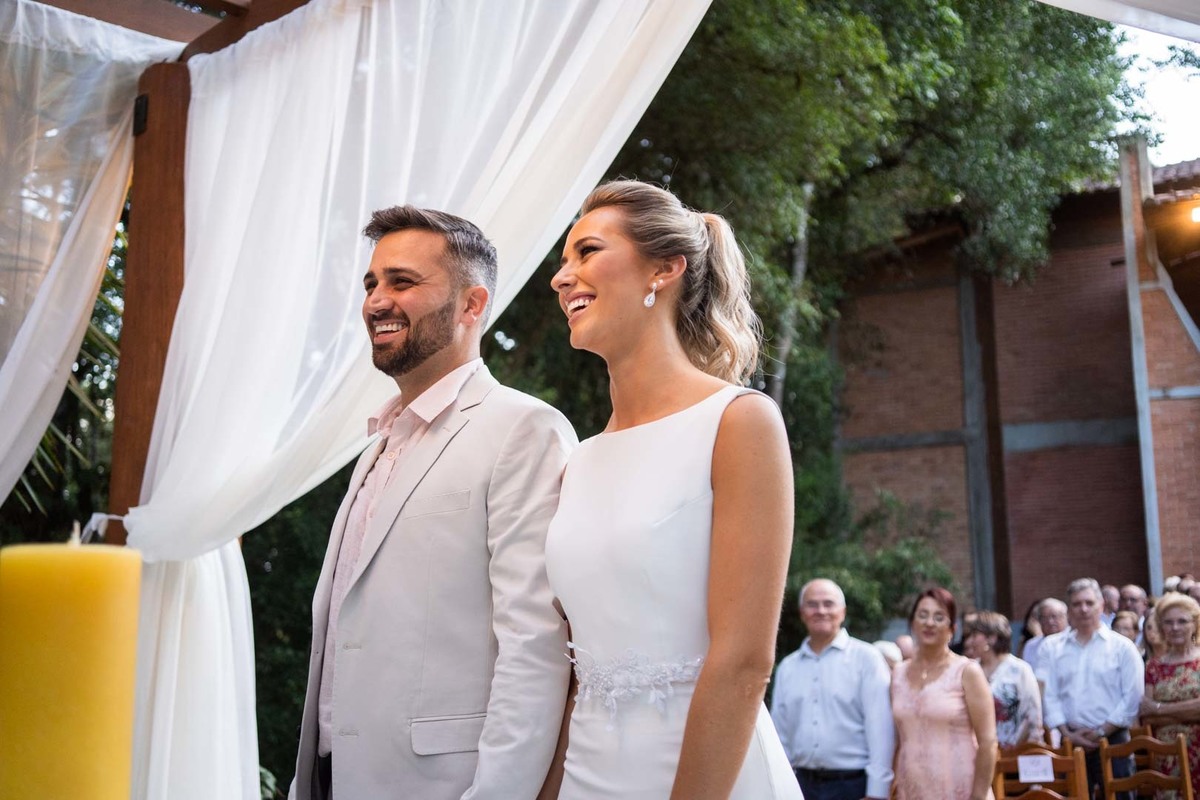 Melhor fotógrafo de Campo Largo e curitiba Michel Druziki. noivos de mãos dadas durante a cerimônia ao ar livre 