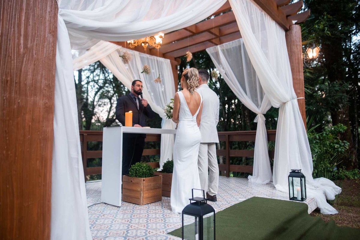 Melhor fotógrafo de Campo Largo e curitiba Michel Druziki. noivos de mãos dadas durante a cerimônia ao ar livre 