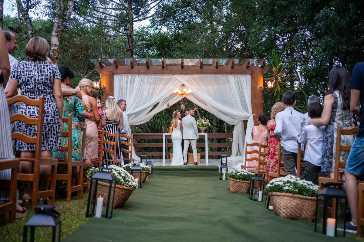 Melhor fotógrafo de Campo Largo e curitiba Michel Druziki. noivos de mãos dadas durante a cerimônia ao ar livre olhando para os convidados