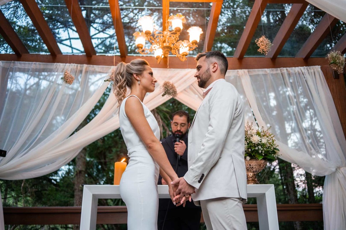Melhor fotógrafo de Campo Largo e curitiba Michel Druziki. noivos de mãos dadas durante a cerimônia ao ar livre se olhando no altar