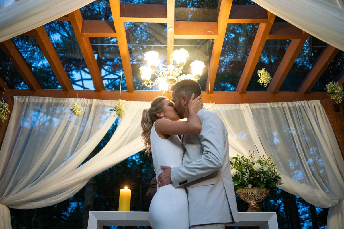 Melhor fotógrafo de Campo Largo e curitiba Michel Druziki. noivos de mãos dadas durante a cerimônia ao ar livre se beijando no altar
