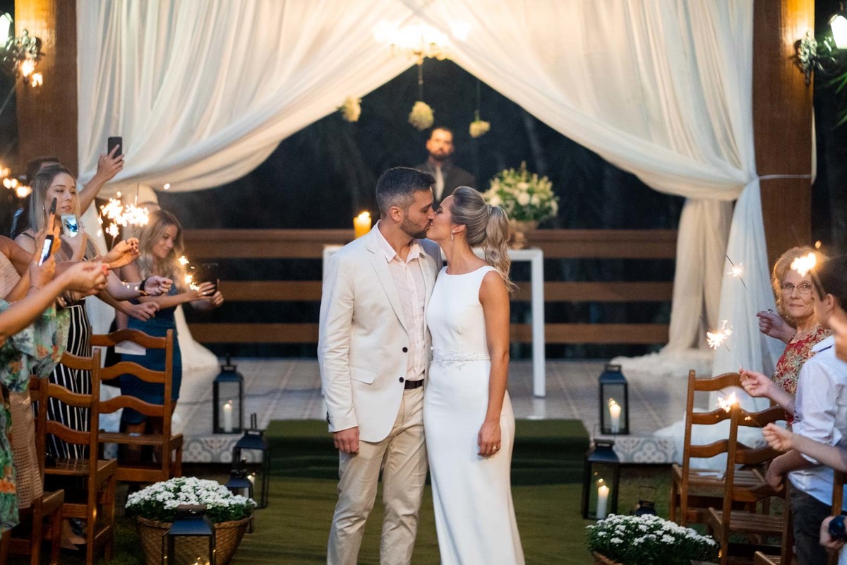 Melhor fotógrafo de Campo Largo e curitiba Michel Druziki. noivos se beijando após a cerimônia ao ar livre 