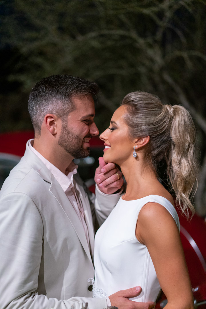Melhor fotógrafo de Campo Largo e curitiba Michel Druziki. Noivos sorrindo com o nariz encostado. Noivo com a mão no queixo da noiva