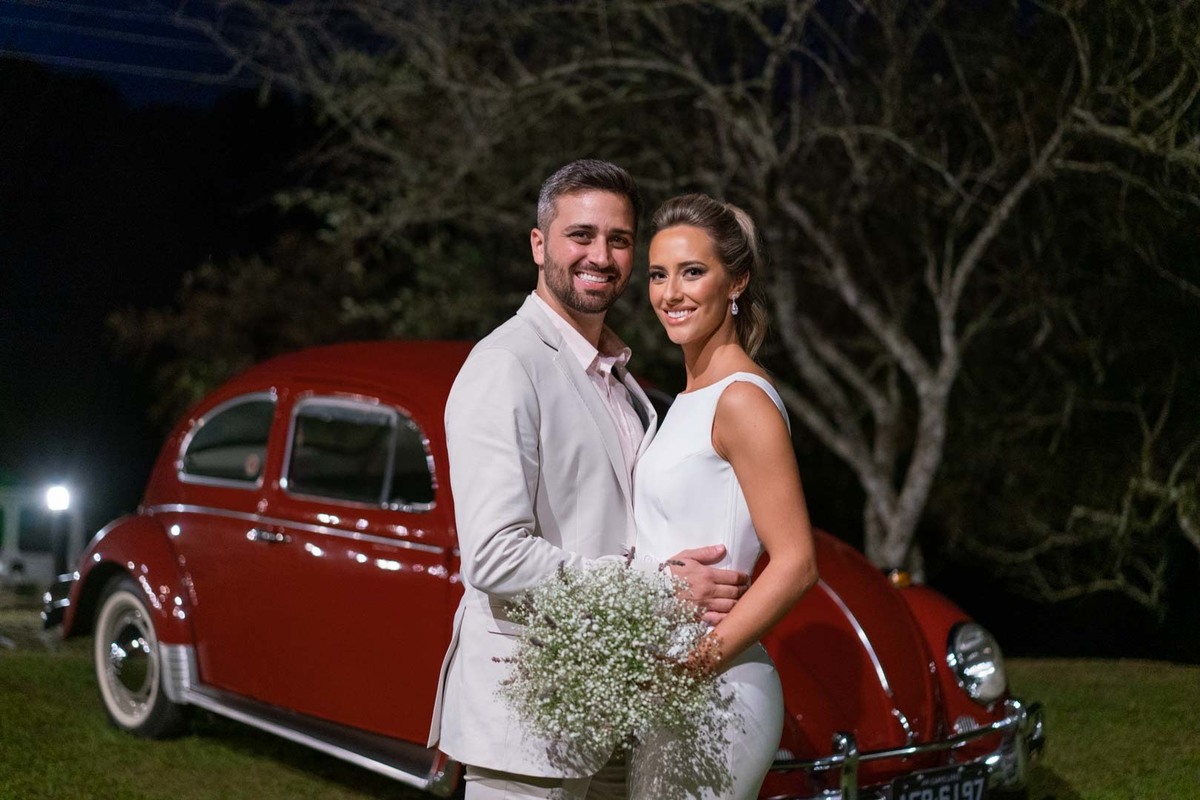 Melhor fotógrafo de Campo Largo e curitiba Michel Druziki. Noivos abraçados em frente ao fusca vermelho