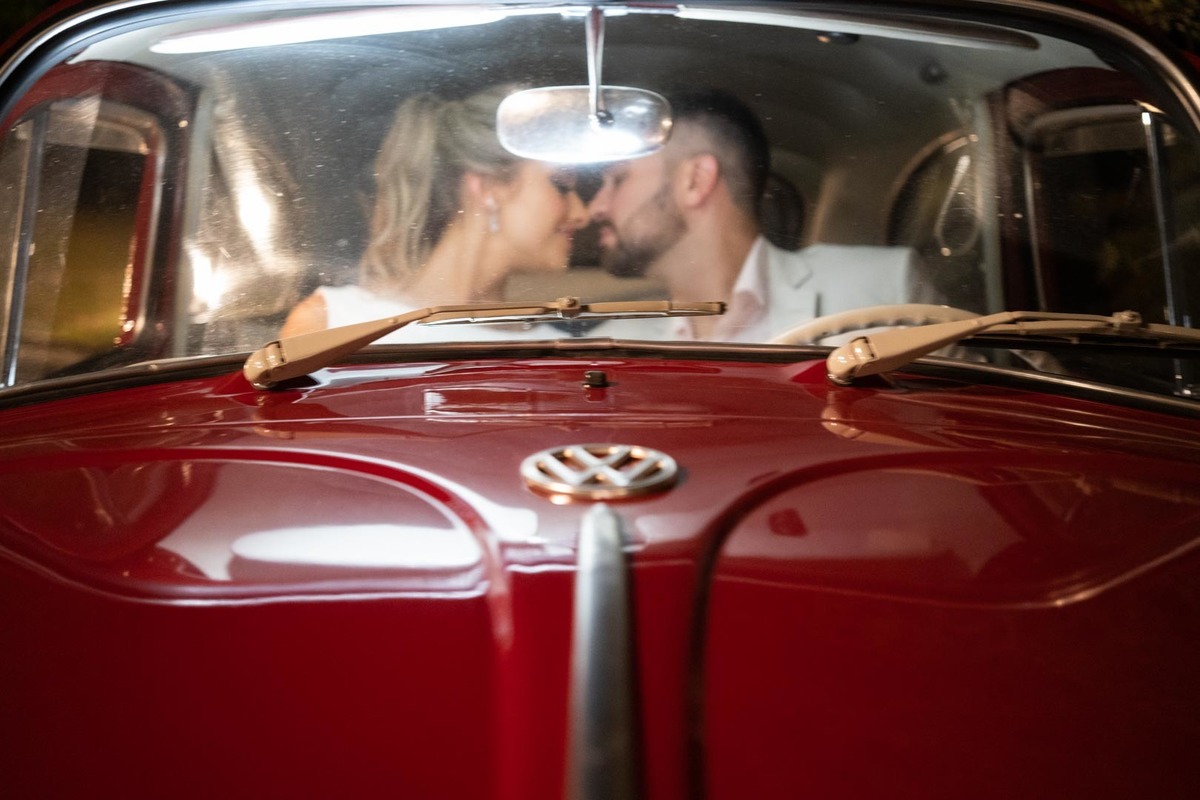 Melhor fotógrafo de Campo Largo e curitiba Michel Druziki. Noivos com nariz encostado dentro do fusca vermelho