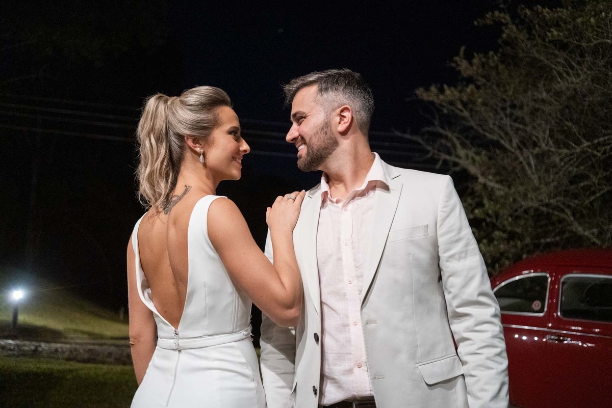 Melhor fotógrafo de Campo Largo e curitiba Michel Druziki. Noivos se olhando em frente ao fusca vermelho