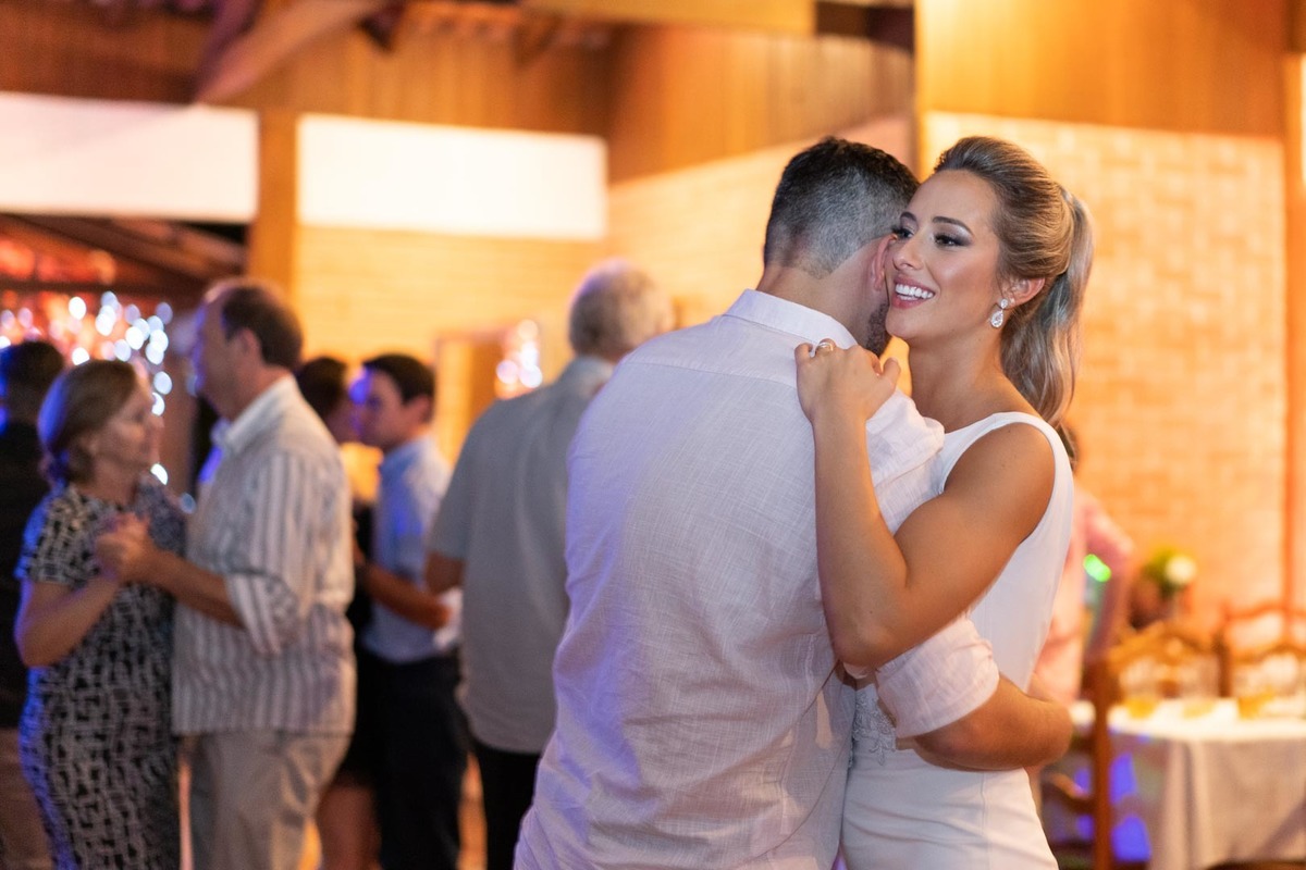 Melhor fotógrafo de Campo Largo e curitiba Michel Druziki. Noivos dançando abraçados
