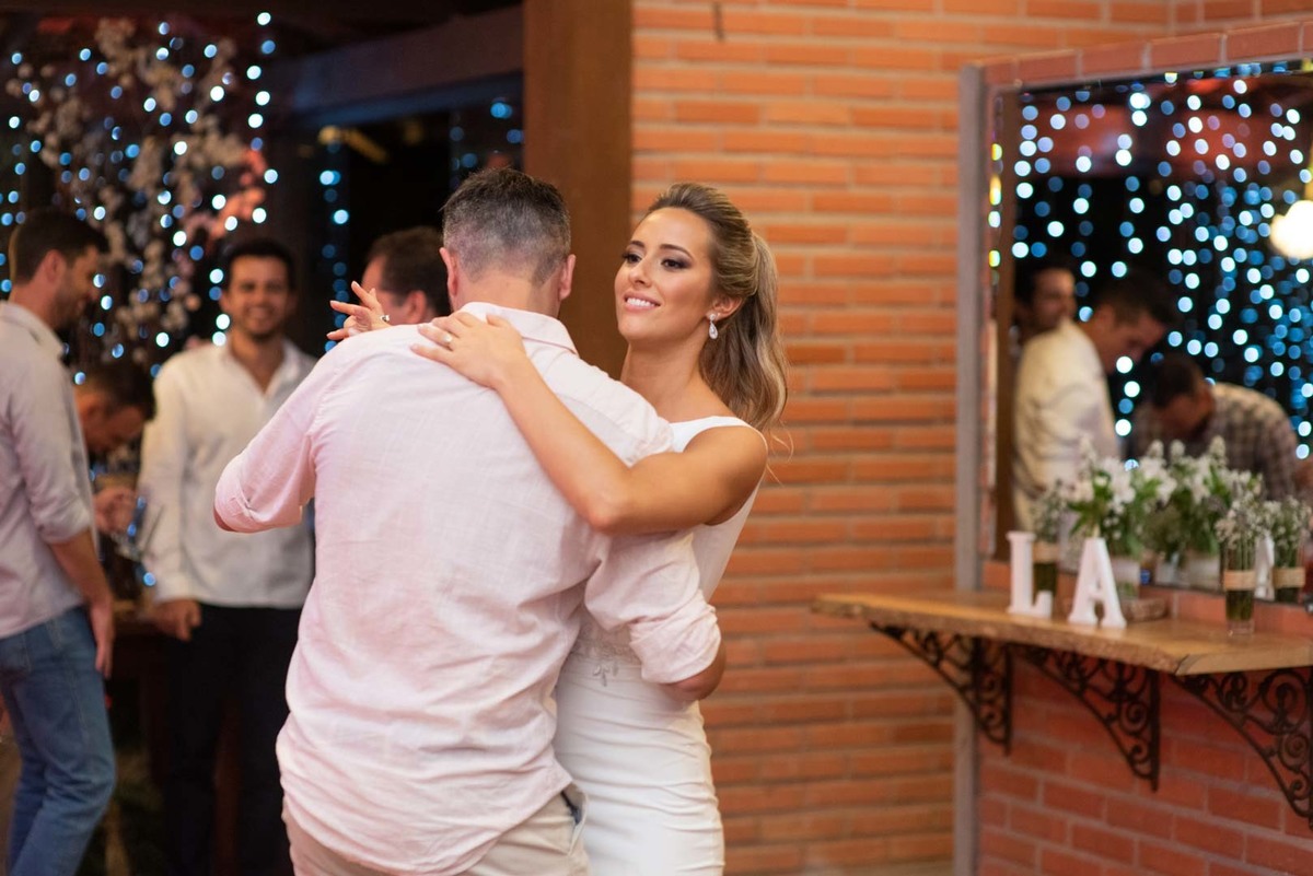 Melhor fotógrafo de Campo Largo e curitiba Michel Druziki. Noivos dançando abraçados